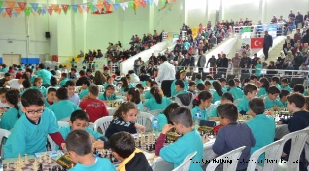 2.yeşilyurt Ulusal Satranç Şenliği Başkan Polat'ın İlk Hamlesiyle Başladı