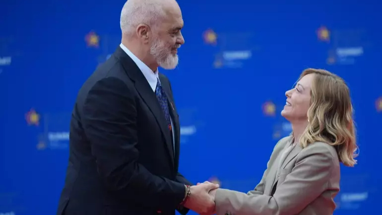 Arnavutluk lideri Rama, İtalya Başbakanı Meloni'yi diz çökerek karşıladı