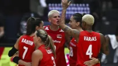 A Milli Kadın Voleybol Takımı, Dünya Şampiyonası'nın çeyrek finalinde karşılaştığı ABD'yi mağlup ederek tarihinde ilk kez bu turnuvada yarı finale yükselme başarısı gösterdi.