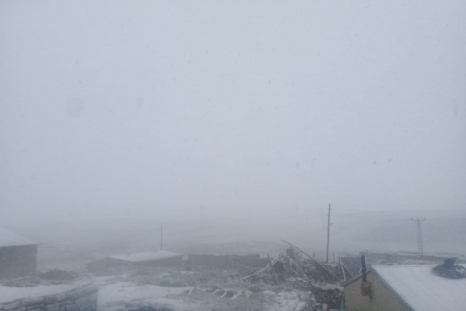 Ağrı’da yağmur yerini kar yağışına bıraktı