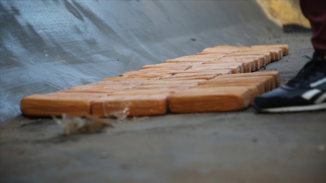 Araca gizlenen eroin Esendere Gümrük Kapısı'nda teknoloji ve dedektör köpek yardımıyla bulundu