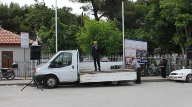 Bağımsız miletvekili adayı, boş alanda miting yaptı