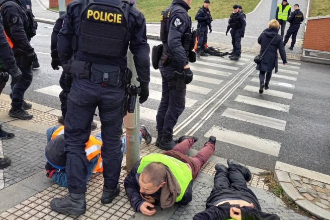 Çekya’da Ukrayna’ya destek için trafiği kapatan aktivistlere polis müdahalesi