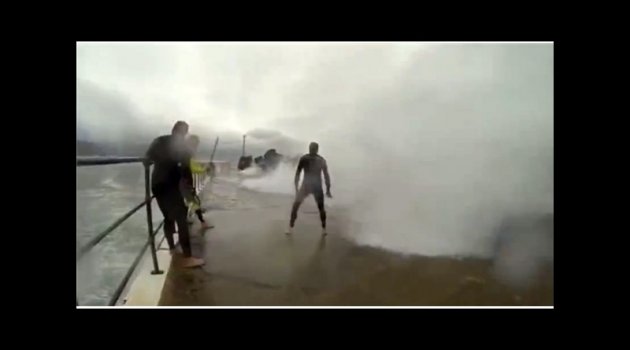 Dev dalgaların ortasında ölümüne selfie !