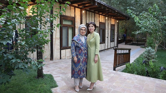 Emine Erdoğan, Semerkant'ta Konigil Kağıt Fabrikasını ziyaret etti