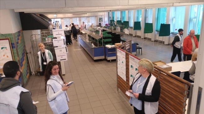 İsveç'te halk, genel ve yerel seçimler için sandık başında