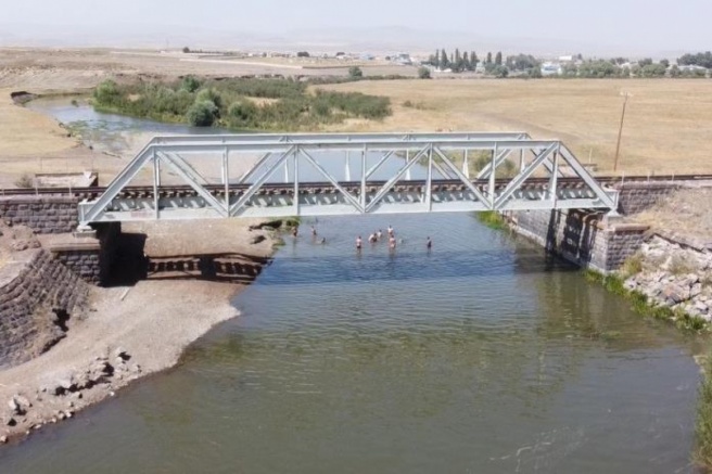 Kars’ta termometreler 35’i gördü, caddeler boş kaldı