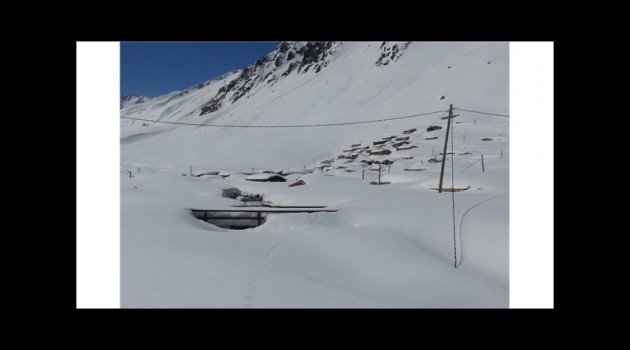 Kavron Yaylası’nda konutlar halen kar altında