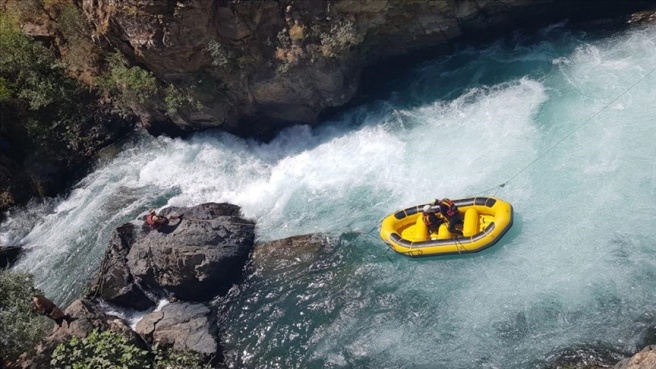 Müküs Çayı'na düşen hemşireyi arama çalışmaları su altı kamerasıyla sürüyor