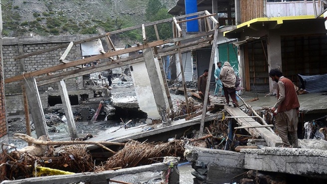 Pakistan'da selin etkili olduğu bölgelerde halk evlerini terk ediyor
