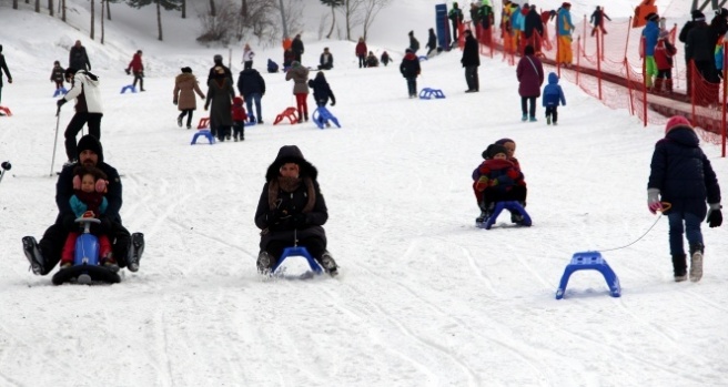 Palandöken’de düşe kalka kızak keyfi