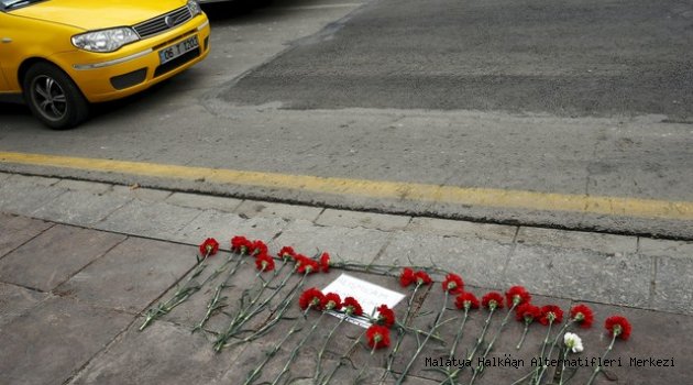 Patlama noktasına vatandaşlardan karanfil