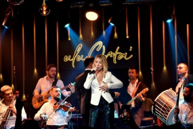 Seda Sayan eşi Çağlar Ökten ile birlikte aynı mekanda sahne aldı