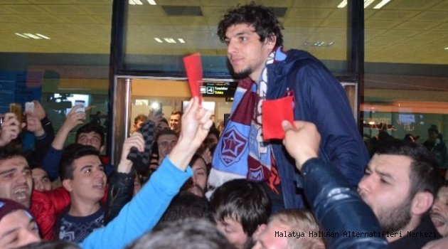 Trabzonspor Taraftarı Salih Dursun'u Omuzlara Aldı