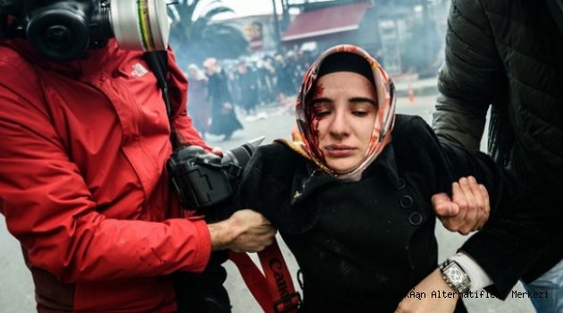 Zaman Gazetesi Önünde Toplanan Okuyucuları Polis Gaz ve Copla Dağıttı