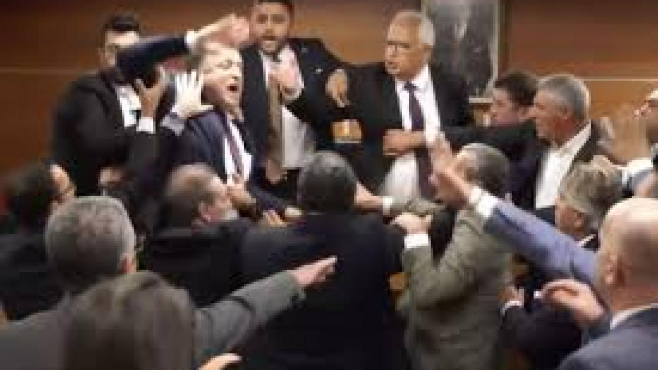 Bayrampaşa Belediyesi'ndeki ikinci seçimde AKP-CHP arasında tansiyon yükseldi, seçimde dördüncü tura geçildi