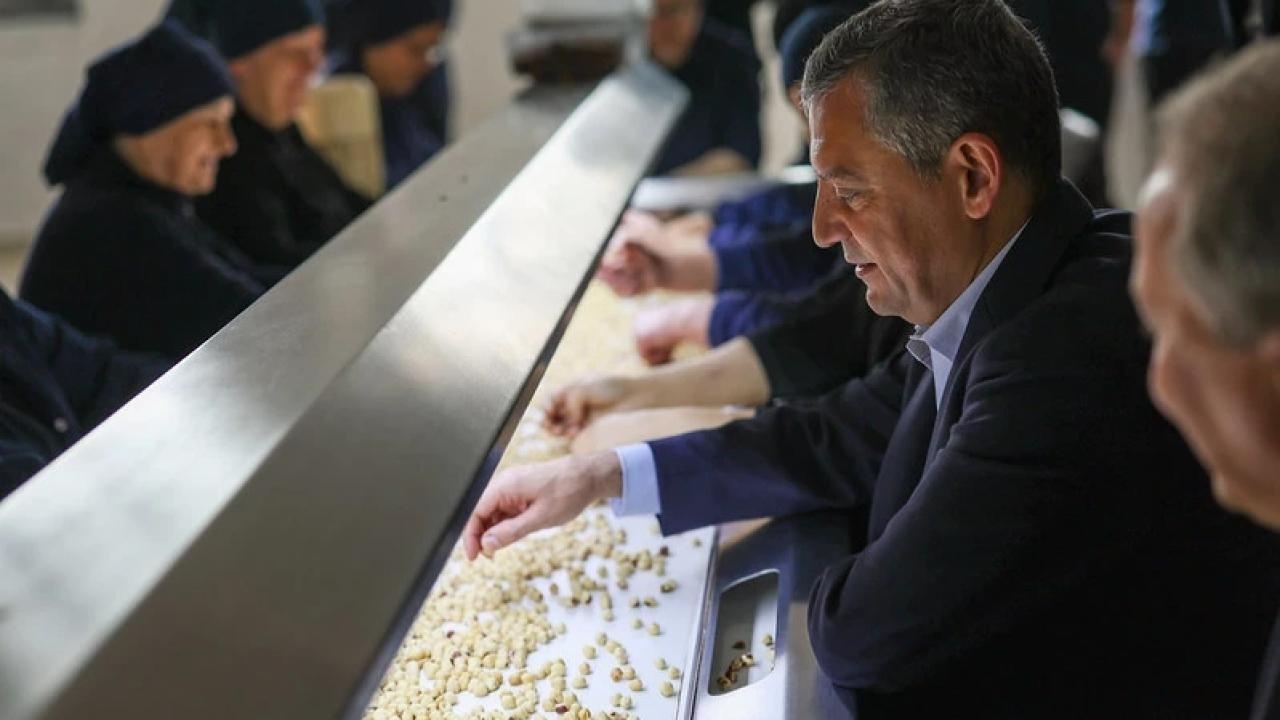 Özgür Özel, AKP'li belediyenin yolsuzluğunu açıkladı