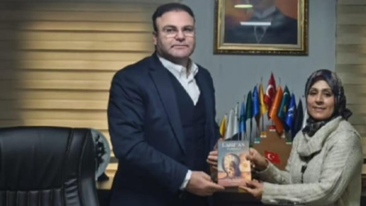 Yazar Mümine Reyna Özbildirici ABB Veteriner İşleri Dairesi Başkanı Mustafa Şener'i makamında ziyaret ederek kitabını taktim etti.